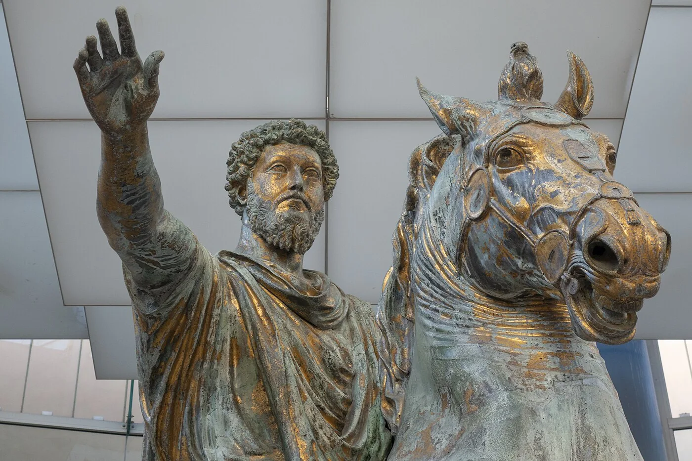 ローマのカピトリーノ美術館に現存するマルクス・アウレリウス騎馬像の実写。金箔の跡が残る青銅像