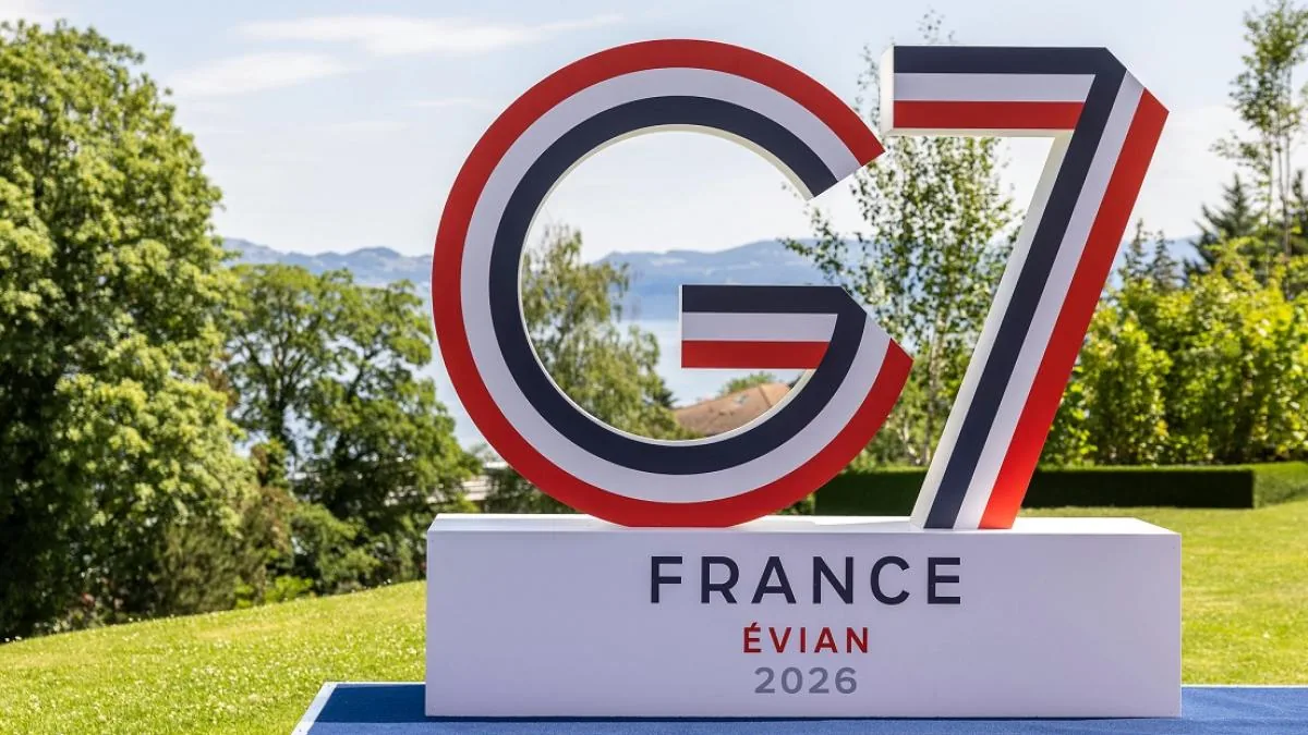 「G7 FRANCE ÉVIAN 2026」のロゴ碑を描いたイメージ（AIによる生成画像）